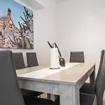 Oldtown By Staystay, Close To Castle & Main Market Square 아파트 *