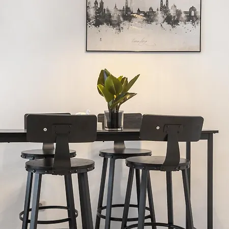 Oldtown By Staystay, Close To Castle & Main Market Square Lägenhet